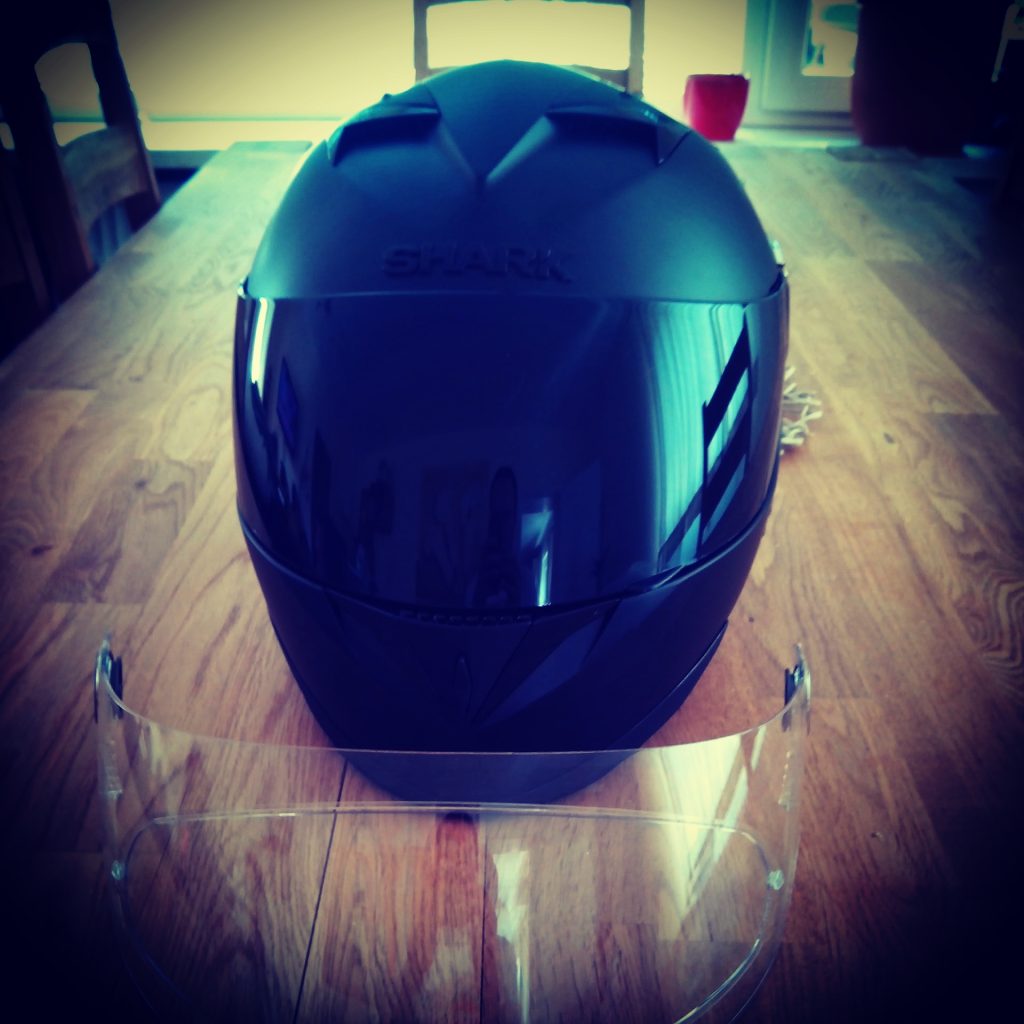 Schwarzer Motorradhelm